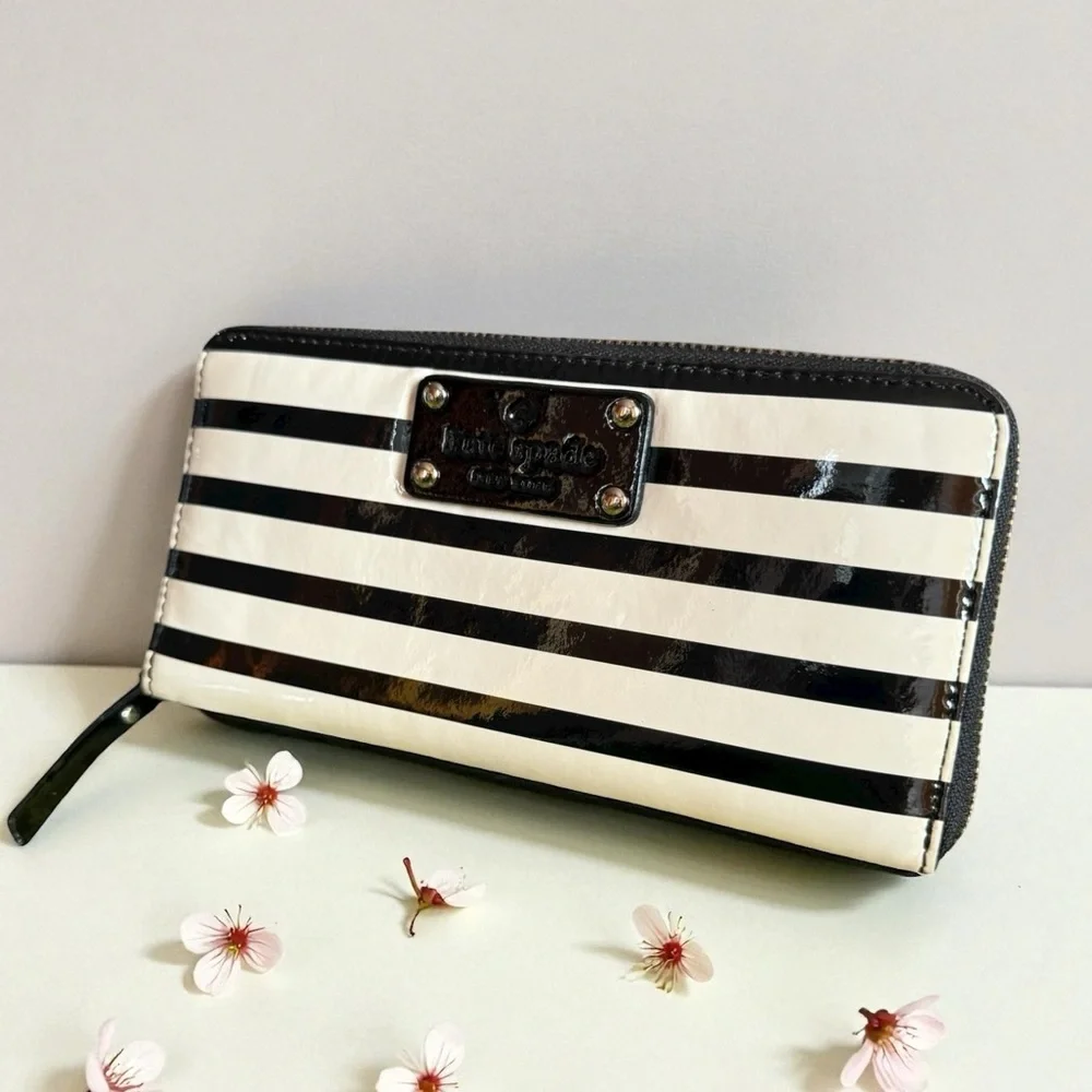 Kate Spade Wellesley Alessa Patent Leather Wallet. Excellent Condition. - Picture 3 of 15